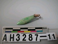 藏品(翠玉葉形墜飾)的圖片